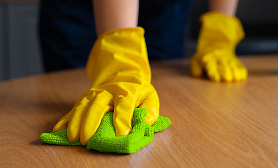 Laveta din Microfibră sare în ajutor… Metode pentru întreținerea mobilierului de lemn