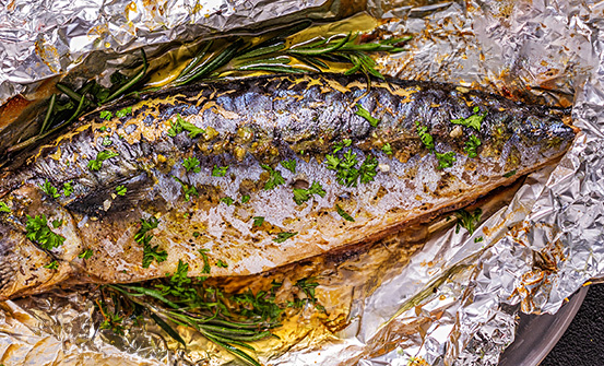 Cauți o variantă apetisantă și nutritivă pentru prânz? Consideră următoarea rețetă pentru păstrăv la grătar…